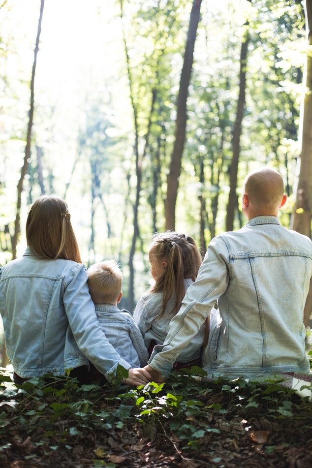 famiglia di spalle.jpg